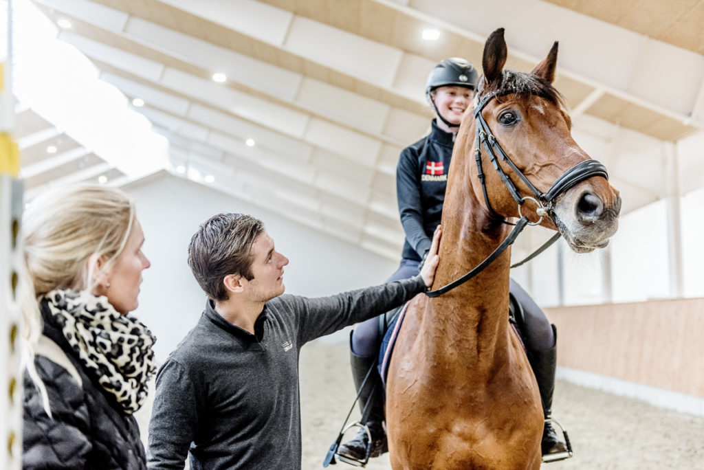 Ridelærer med elev hest til undervisning